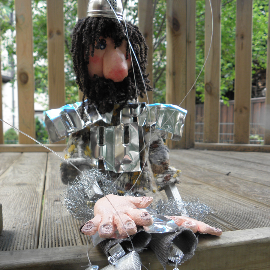Dieses Foto zeigt eine selbst gestaltete Ritterfigur in einer silbernen Rüstung auf einem Holzspielplatz. Es führt zum Bereich „Hilfe im Alltag“ und steht sinnbildlich für Unterstützung, Schutz und das gemeinsame Bewältigen von Herausforderungen.