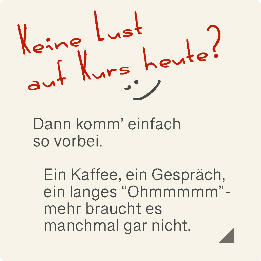 Diese cremefarbene Kachel mit einer handschriftlichen Frage und einem kleinen Lächeln lädt in das Elterncafé des Familienzentrums ein. Sie macht deutlich, dass man auch ohne Kurs einfach vorbeikommen, einen Kaffee trinken und Zeit für ein Gespräch haben kann.