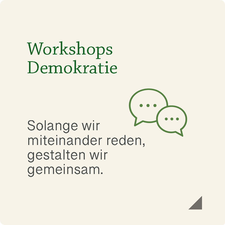 Diese cremefarbene Kachel mit dem Symbol zweier Sprechblasen führt zu den Workshops und Demokratieprojekten von Tüpfelhausen. Sie lädt dazu ein, miteinander ins Gespräch zu kommen, unterschiedliche Perspektiven kennenzulernen und Demokratie gemeinsam zu gestalten.
