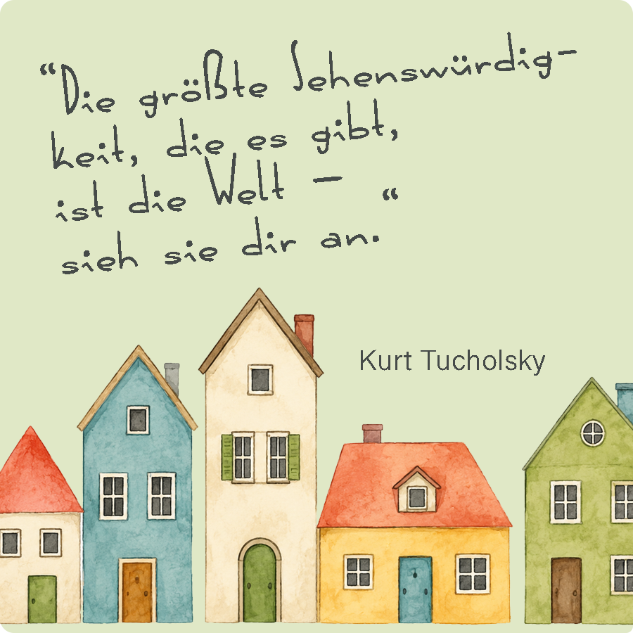 Illustration einer kleinen Häuserzeile im Aquarellstil mit einem Zitat von Kurt Tucholsky: „Die größte Sehenswürdigkeit, die es gibt, ist die Welt – sieh sie dir an.“ Die Zeichnung steht für Neugier, Offenheit und den Blick über den eigenen Tellerrand.